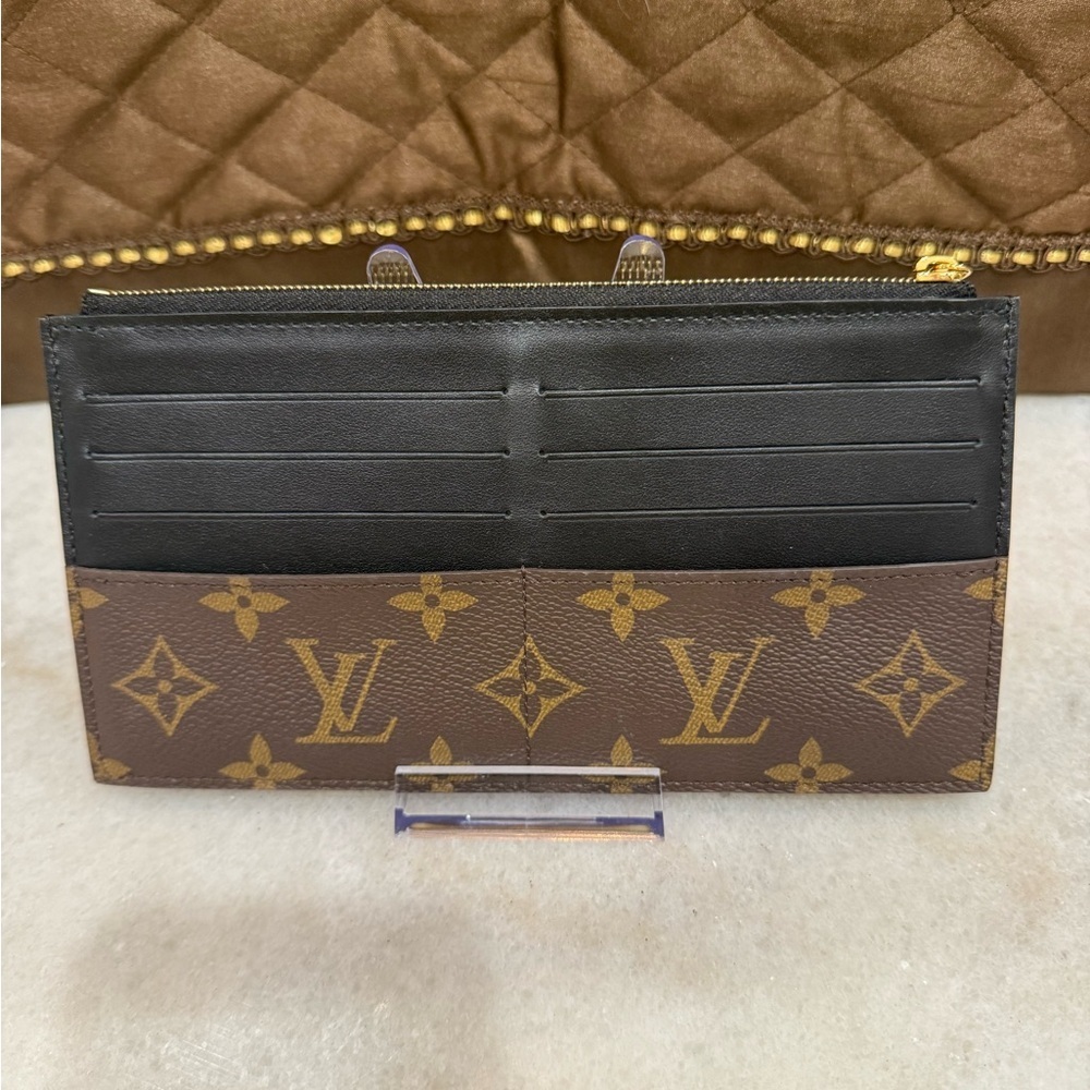 LOUIS VUITTON
Monogram Slim Purse Unisex New - Picture 2 of 5